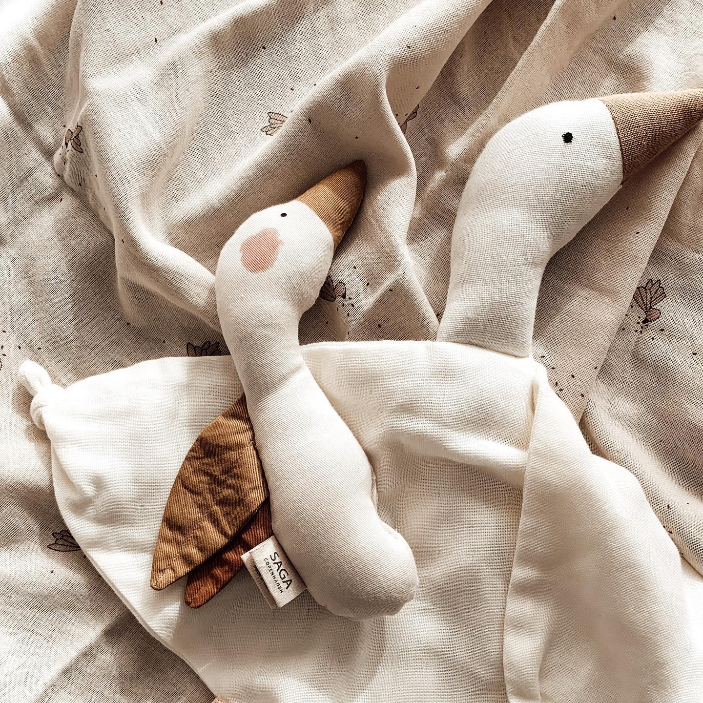 Rattle with Crinkle Leaves - Goose